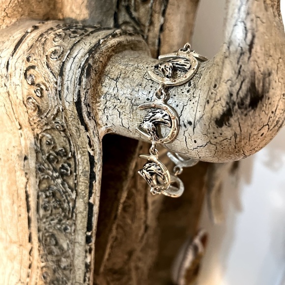 Silver horse/horseshoe themed bracelet. - Picture 3 of 3